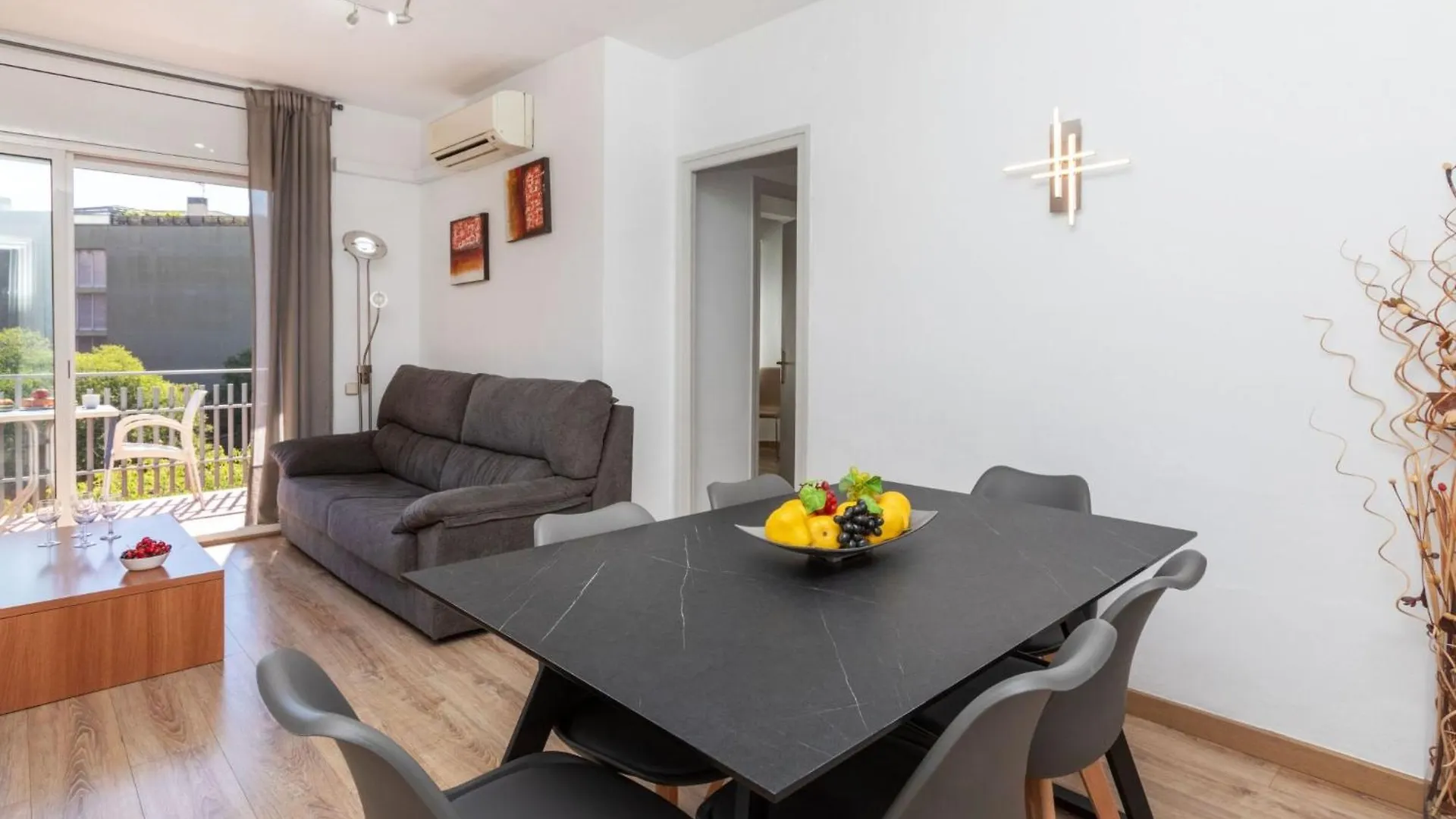 Apartment Eixample Esq Rocafort Diputacio By Interhome Барселона